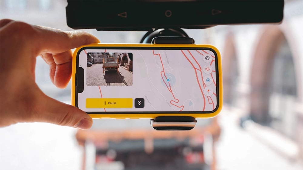 L’application vialytics utilisée sur un iPhone fixé au pare-brise.