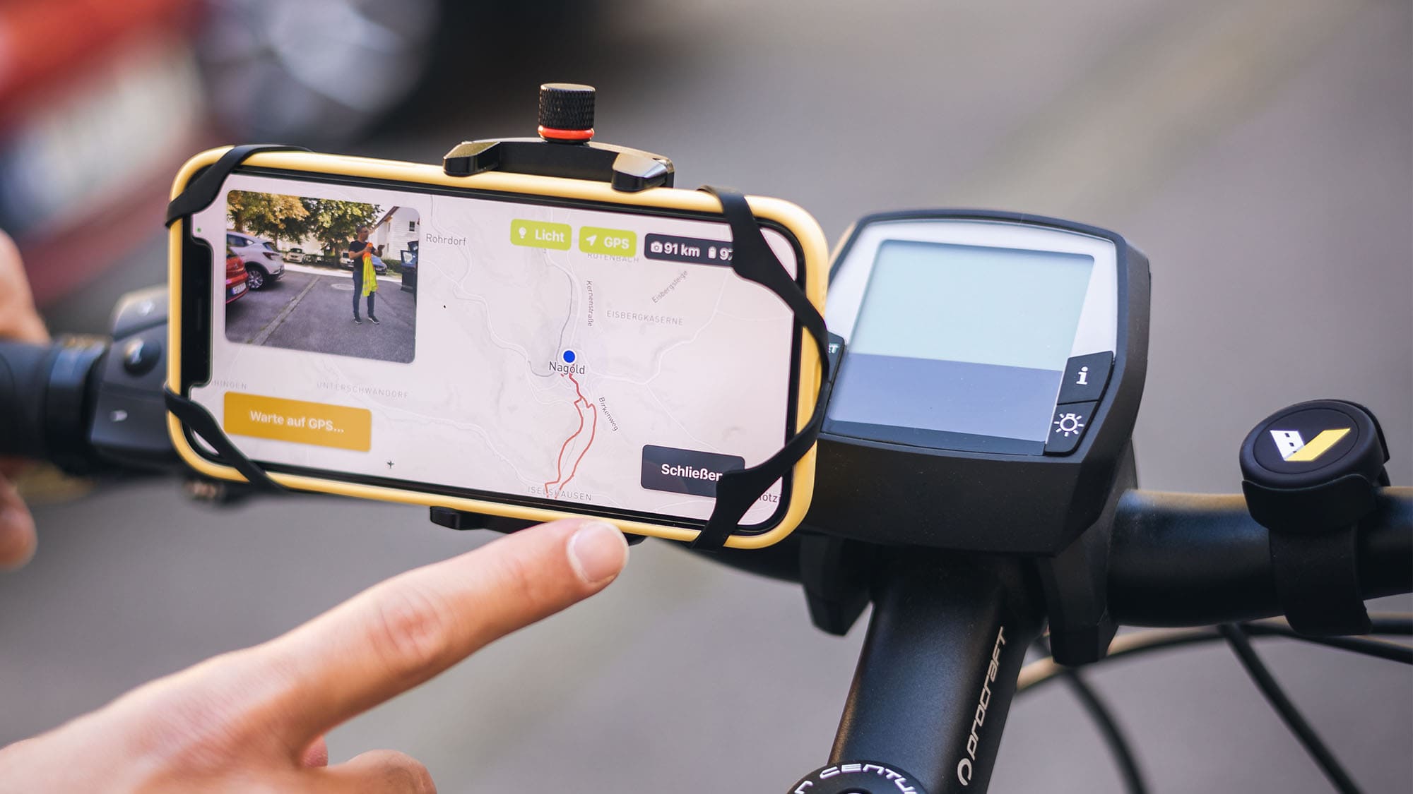Posez votre smartphone dans un support prévu à cet effet, sur le volant du vélo. Le système d’analyse routière est ouvert et prêt à contrôler les pistes cyclables. 