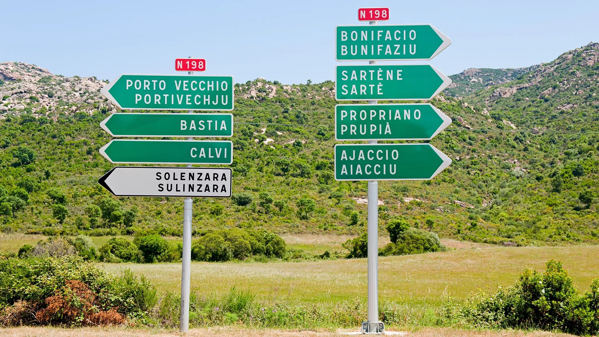 Signalisation routière directionnelle sur la route nationale N198 en France.