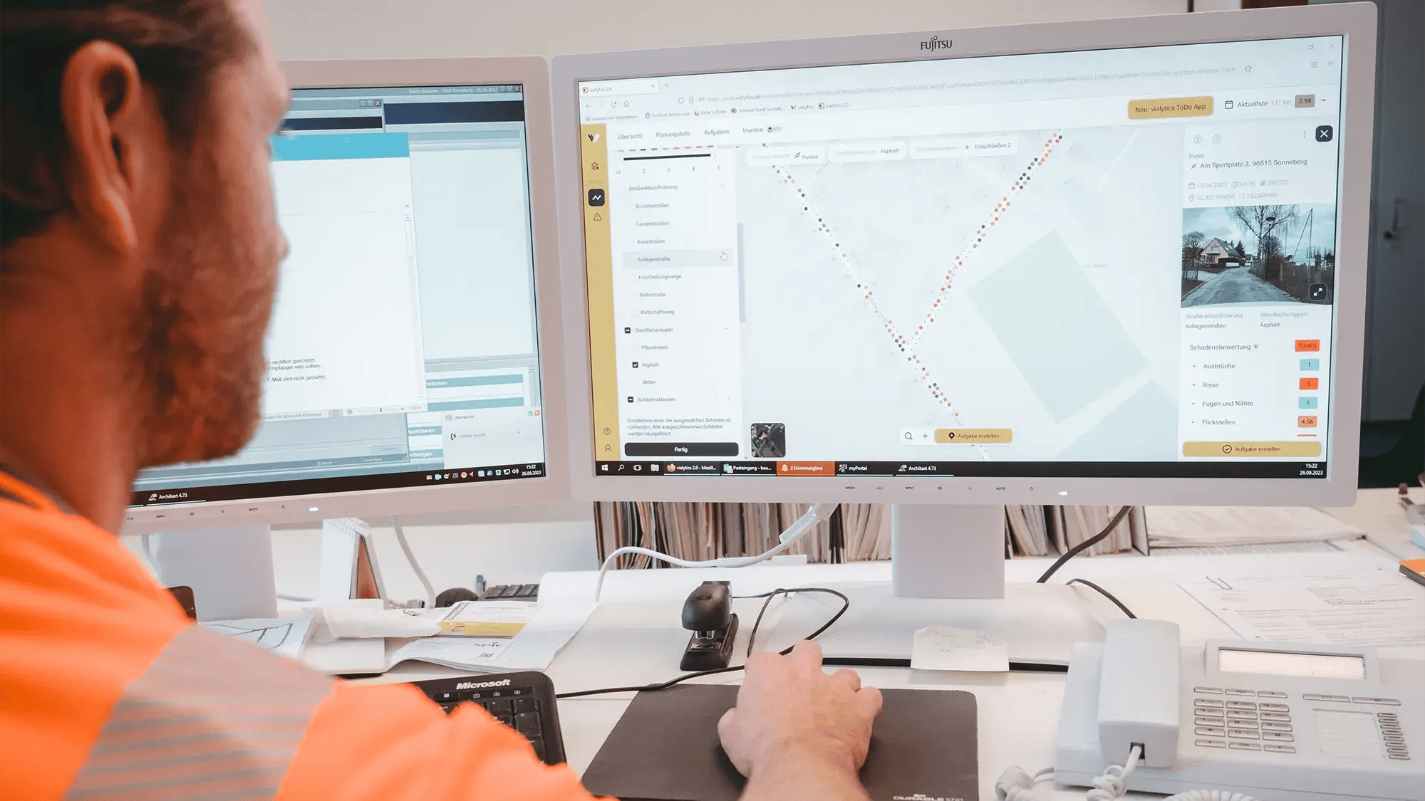 Un homme est assis devant son ordinateur et utilise le système web vialytics 