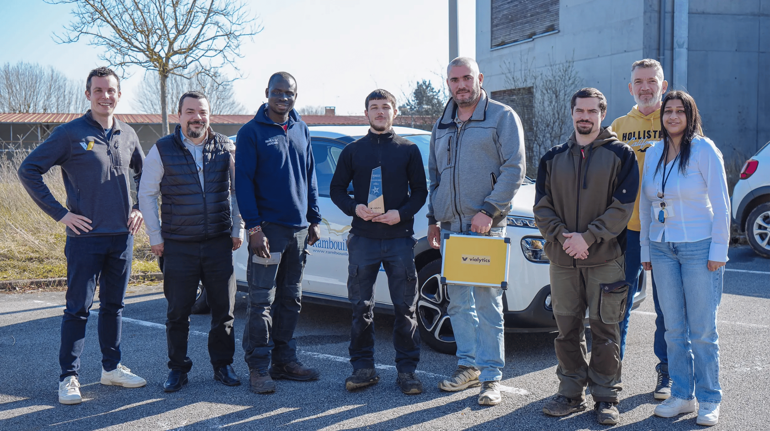 L'équipe technique de la ville de Rambouillet posant à l'extérieur devant un véhicule de service avec leur trophée RoadStar Award 2025.