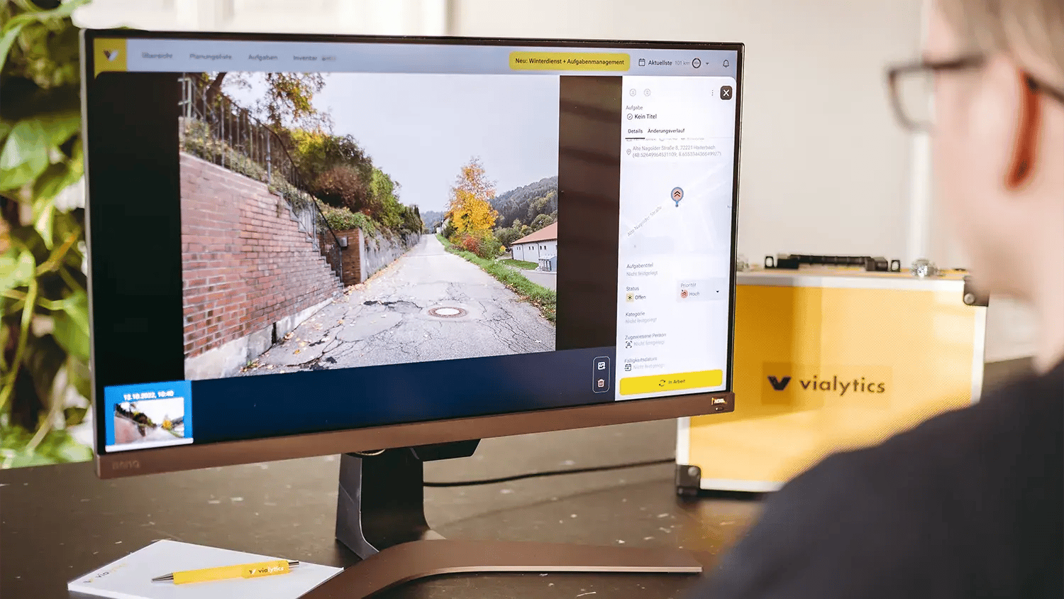 Un homme est assis devant son ordinateur et consulte des données visuelles dans le système web vialytics 