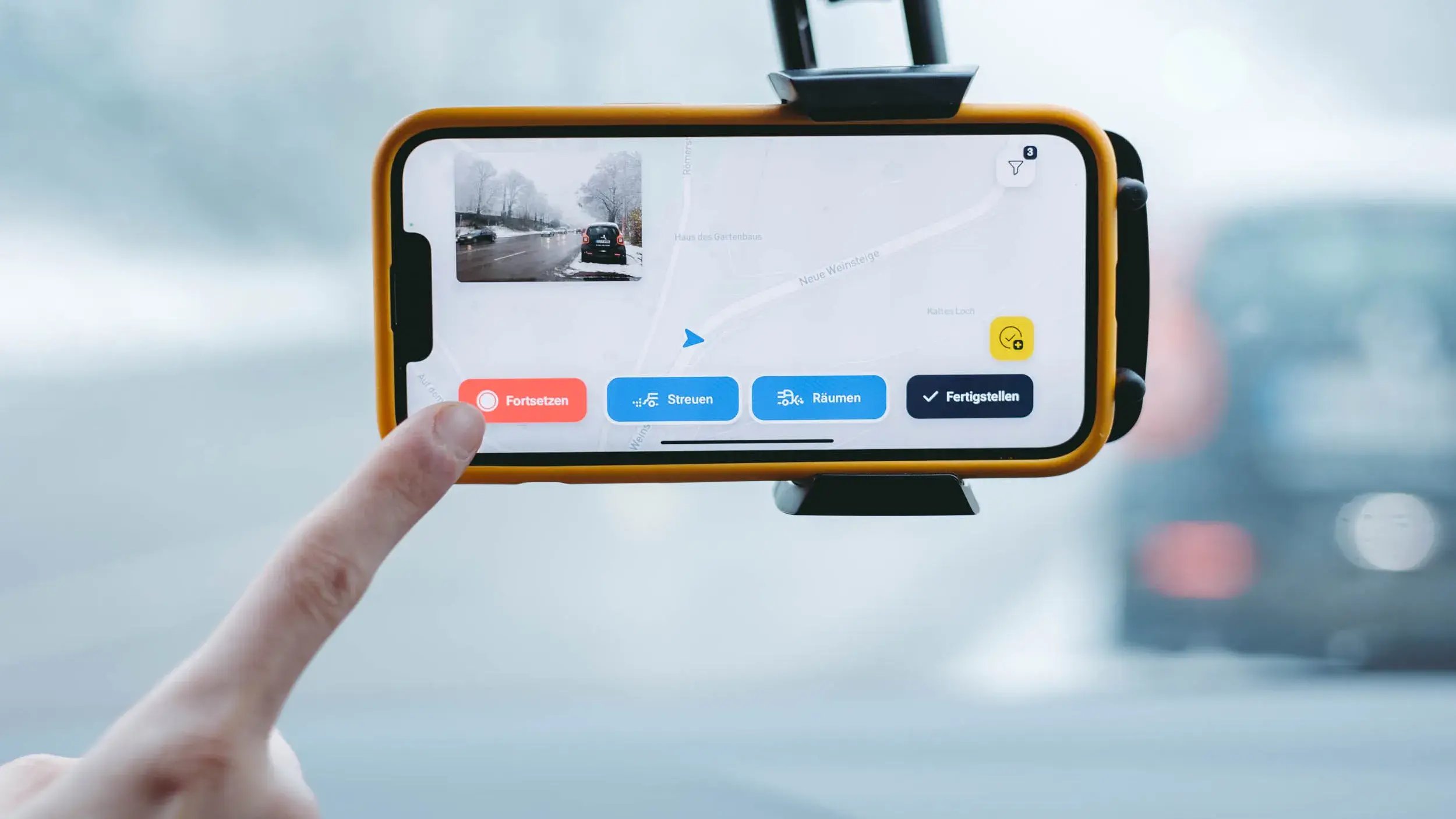 Index sur smartphone vialytics en mode viabilité hivernale fixé au pare-brise