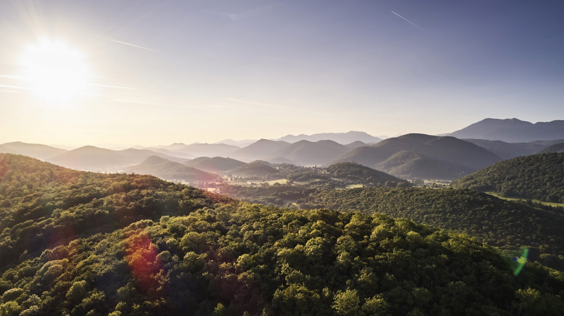 Paysage verdoyant et vallonné de la Communauté de communes Cagire Garonne Salat sous une lumière matinale, récompensée pour le Cas d'Usage de l'Année 2025.