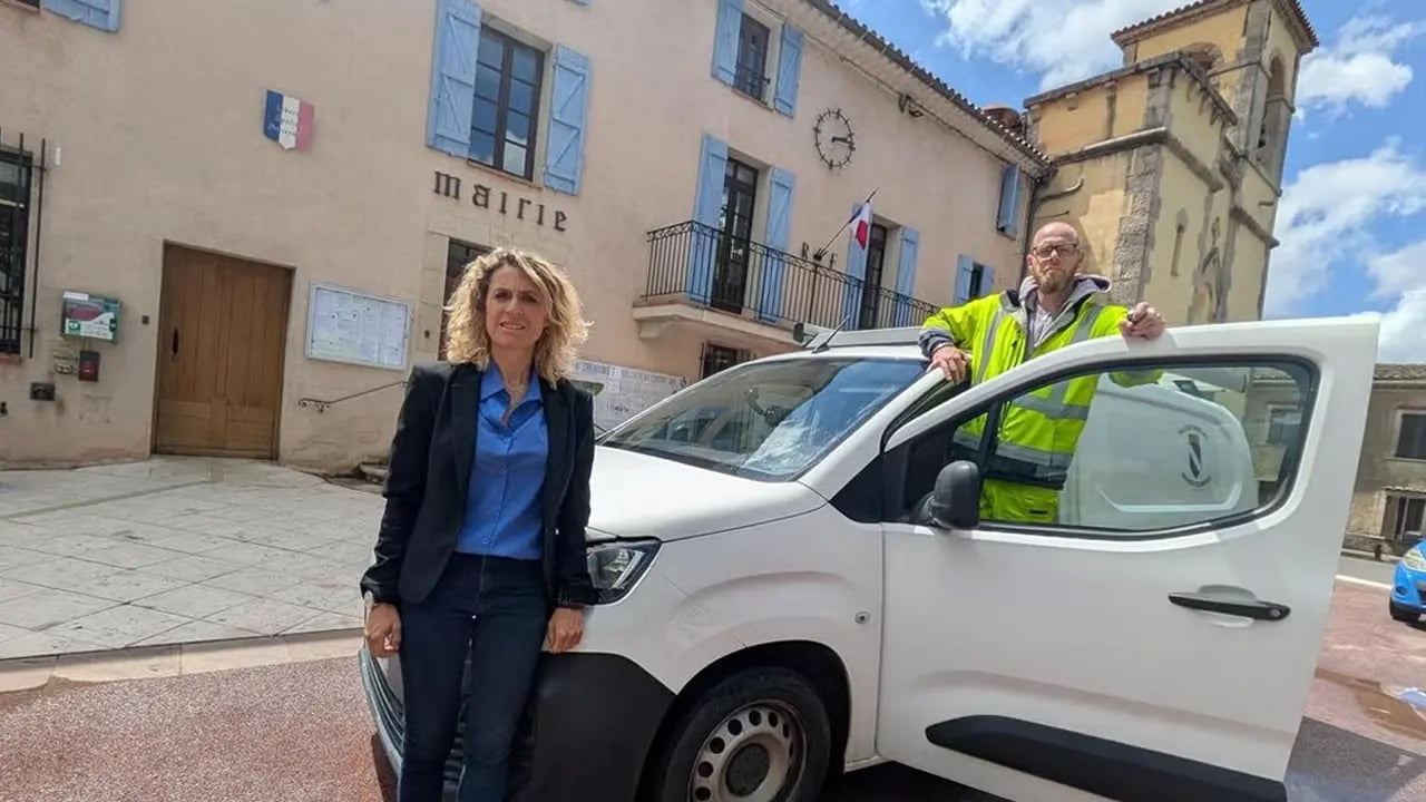 La Maire du Thoronet accompagnée d'un agent des services techniques