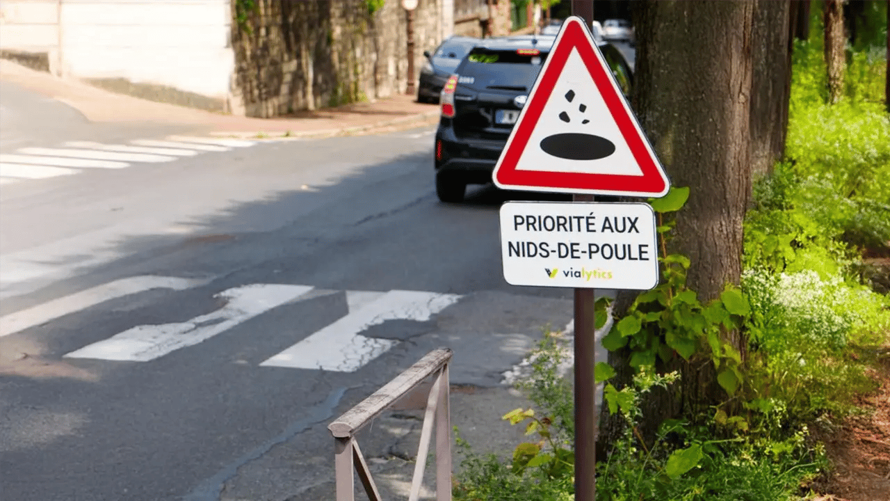 panneau-signalisation-priorite-aux-nids-de-poule-002