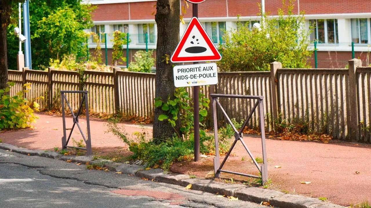 panneau-signalisation-priorite-aux-nids-de-poule-003