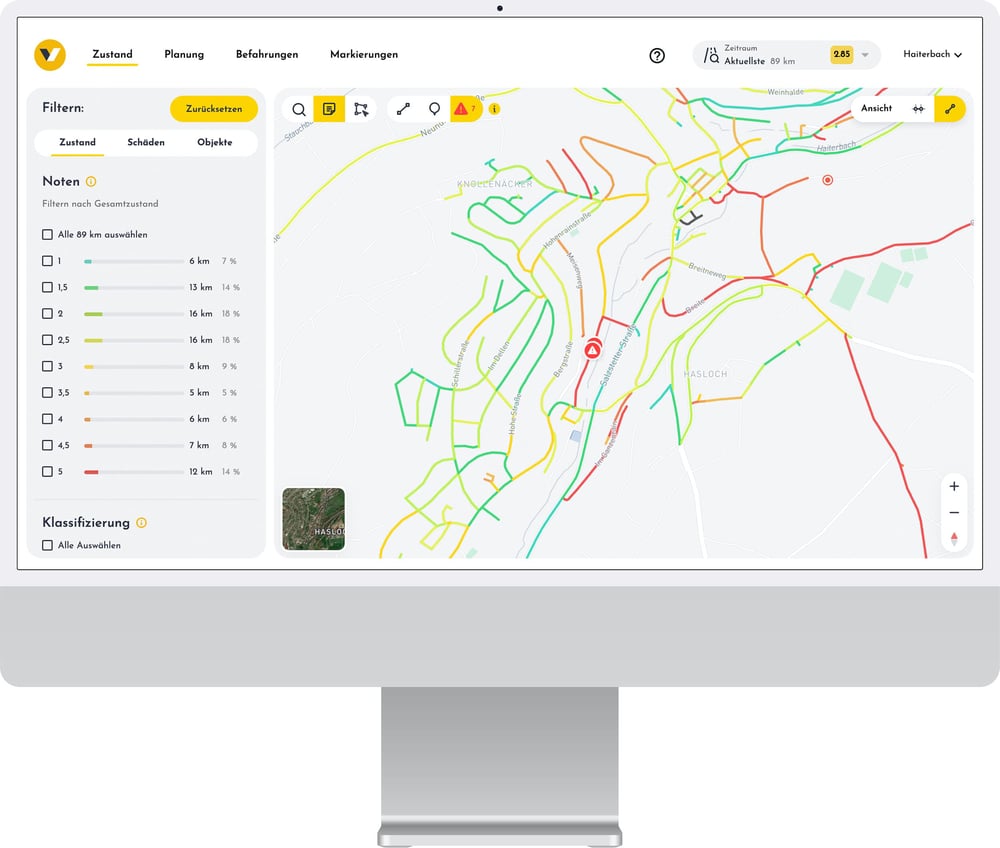 Le système web est ouvert sur un bureau et affiche l'itinéraire enregistré et l'évaluation de l'état des pistes cyclables