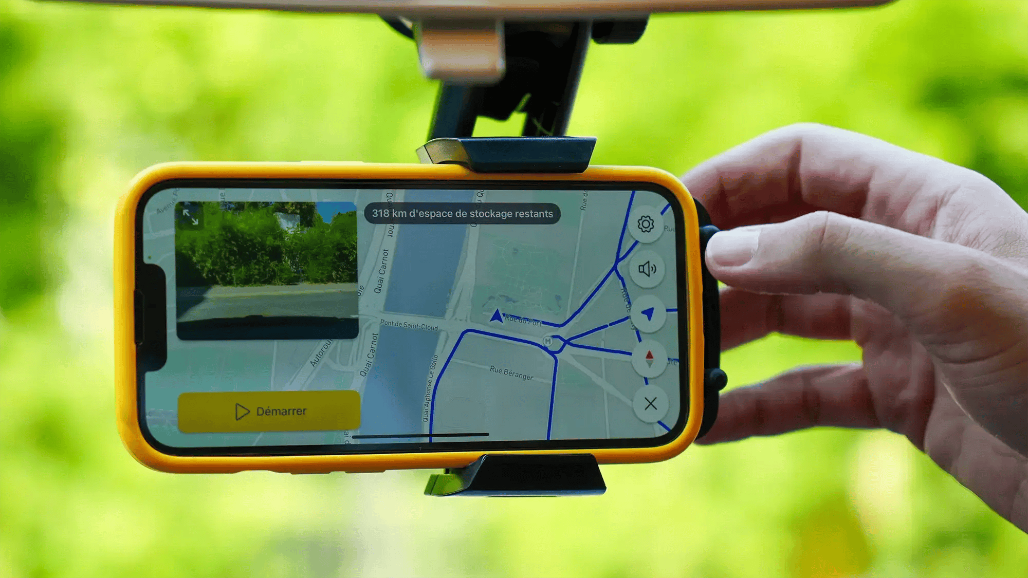 Un téléphone vialytics fixé sur un pare-brise lors d'un diagnostic 