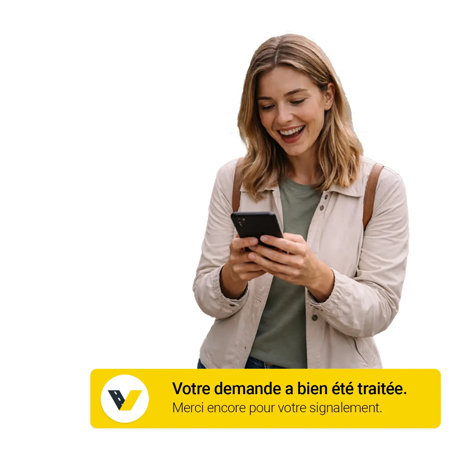 Photo d'une résidente consultant sur son smartphone la confirmation du traitement de son signalement.