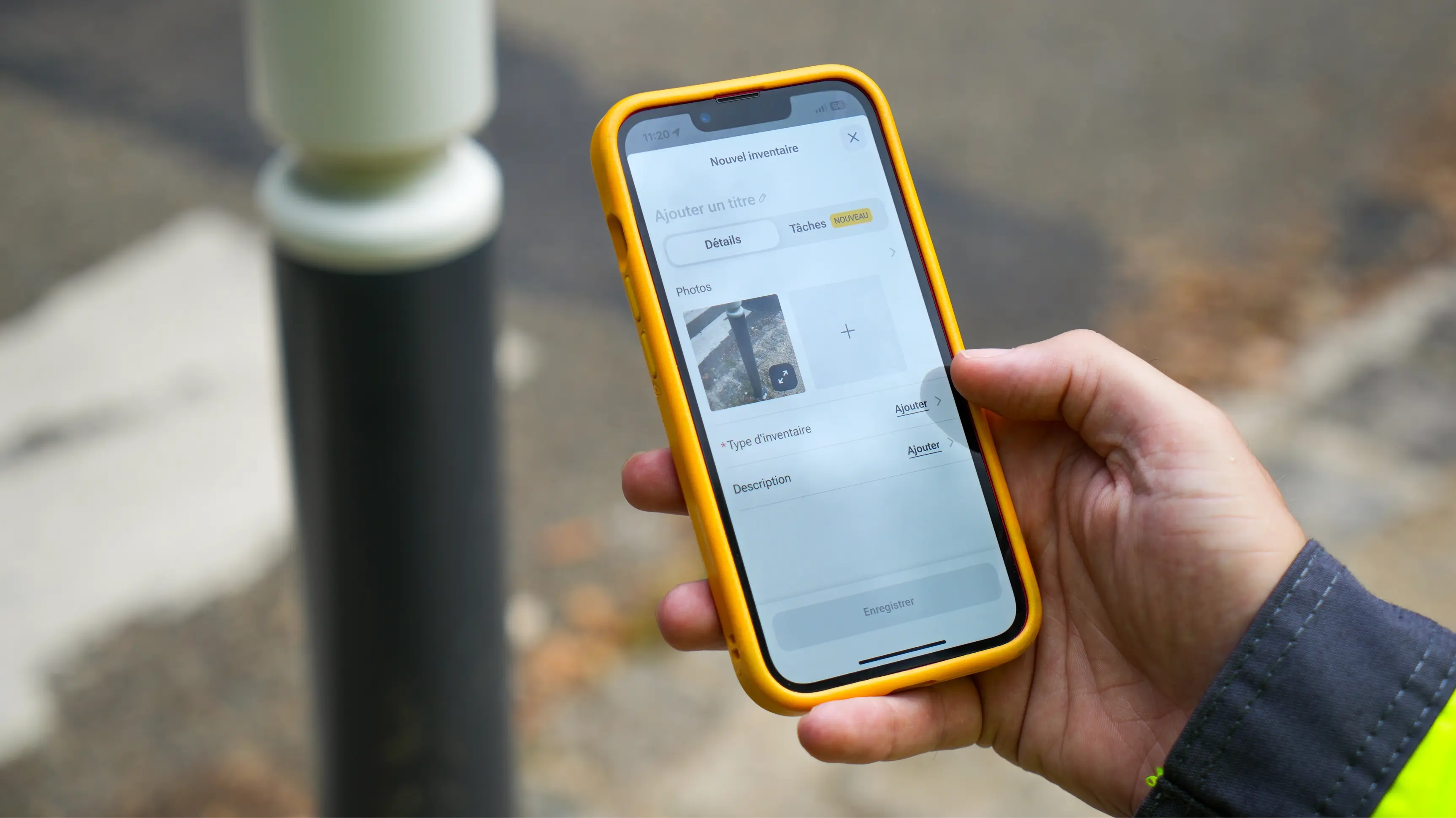 Un agent prend en photo un poteau avec l'application vialytics pour faire un inventaire