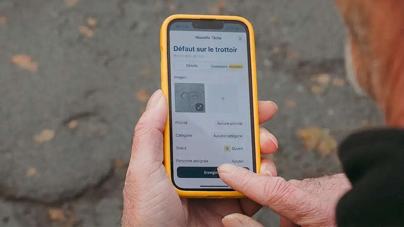 Personne créant un ordre de travaux vialytics sur un iPhone
