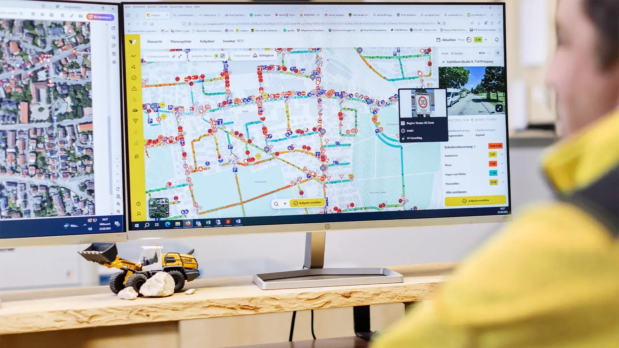 Un agent consulte la plateforme web vialytics sur deux écrans, affichant une carte détaillée du réseau routier avec les signalements et interventions en cours.